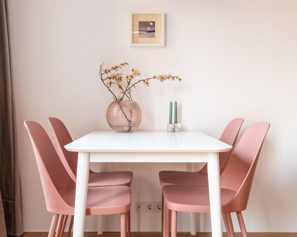 9 Ide Dekorasi Interior Warna Merah Muda yang Feminin