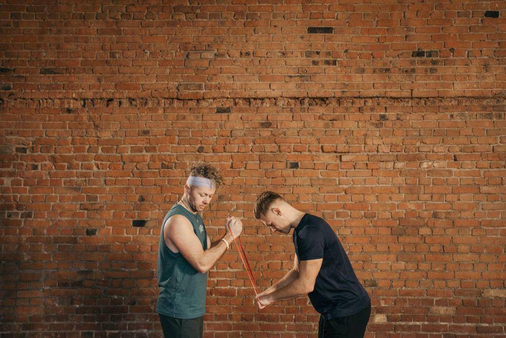ilustrasi latihan dengan resistance band (pexels.com/Pavel Danilyuk)