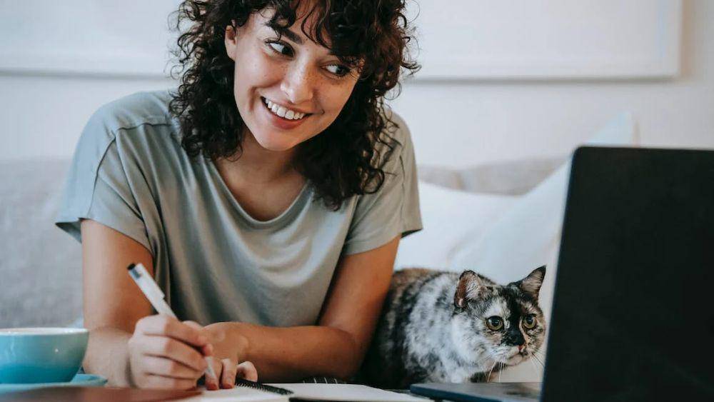 ilustrasi wanita sedang mencatat (Pexels.com/Sam Lion)