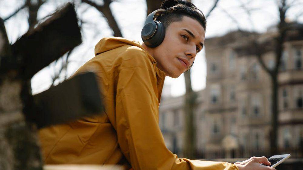 ilustrasi pria duduk sambil mendengarkan musik (Pexels.com/Eren Li)