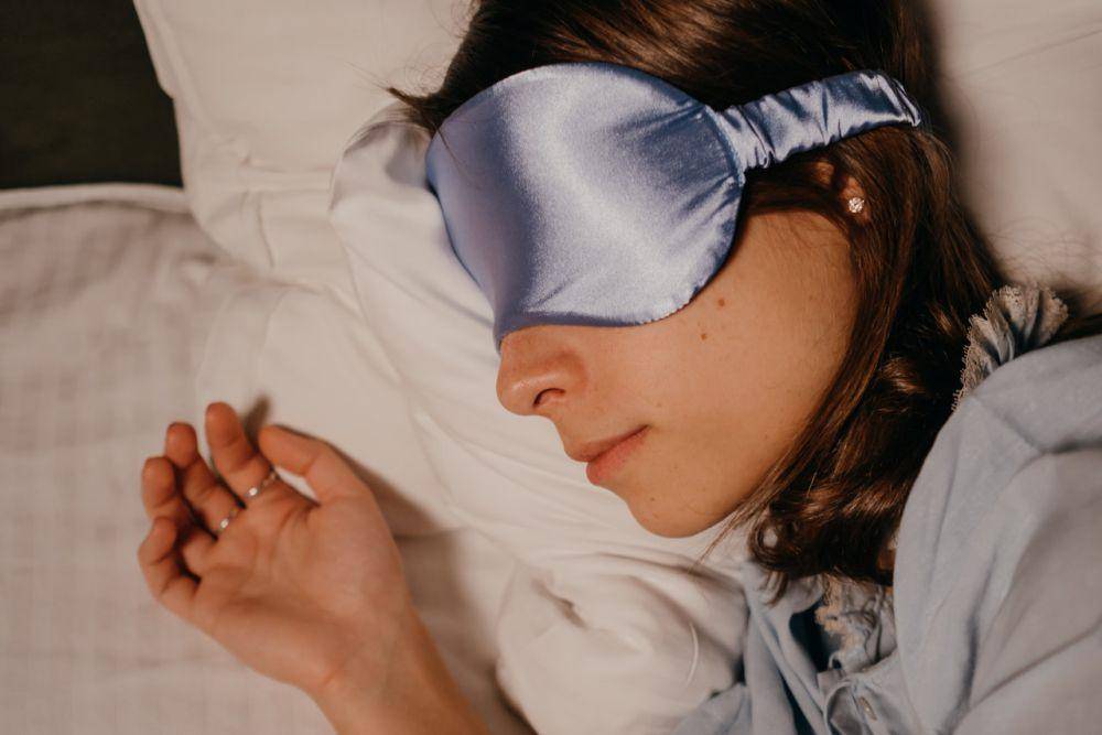 ilustrasi penggunaan sleeping mask (Pexels/ Polina Kovaleva)