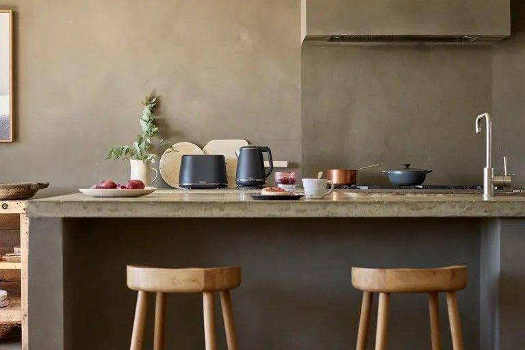 Dapur industrial dua warna (realhomes.com)