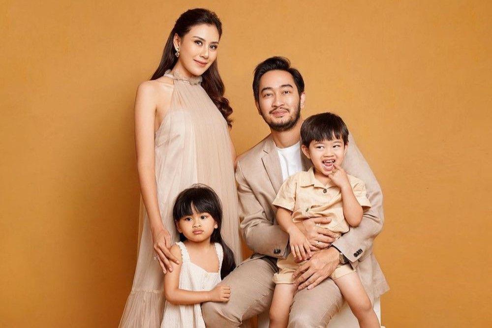 7 Pemotretan Terbaru Keluarga Syahnaz-Jeje, Sebut Mau Nambah Anak Lagi