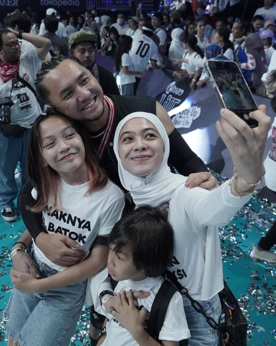 potret keluarga Ananda Omesh (instagram.com/omeshomesh)