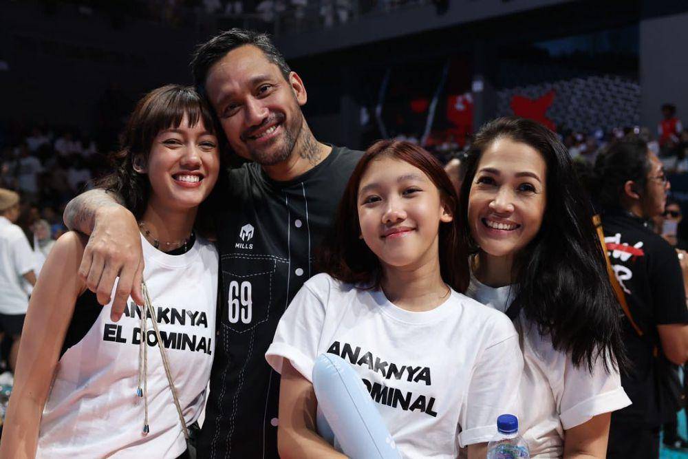 potret anak-anak Tora Sudiro dukung sang ayah tanding voli (instagram.com/t_orasudi_ro)