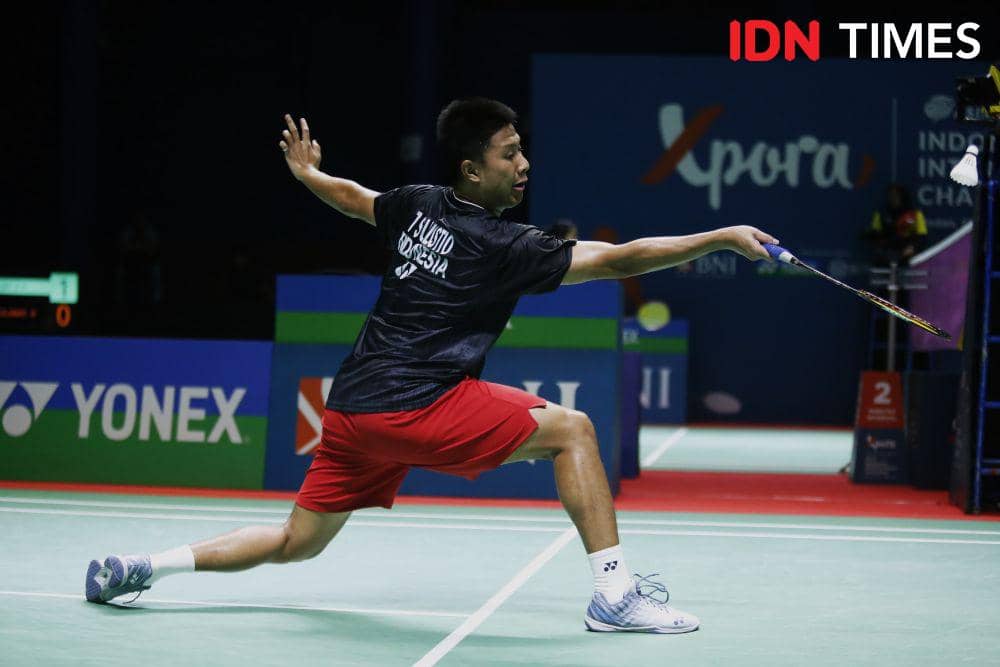 Atlet bulu tangkis pelatnas Tegar Sulistio saat beraksi di Indonesia International Challenge 2023 di GOR PBSI Sumut, Selasa (29/8/2023) (IDN Times/Doni Hermawan)