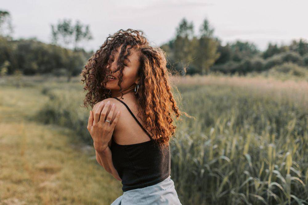 Seorang wanita memeluk dirinya. (pexels.com/Vlada Karpovich)