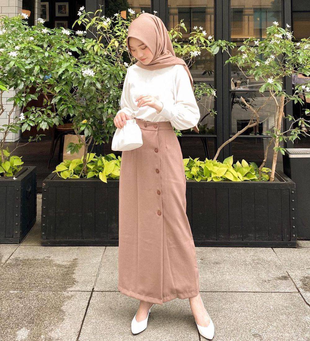 OOTD sentuhan nude ala Julia Prastini (instagram.com/juliaprt7)
