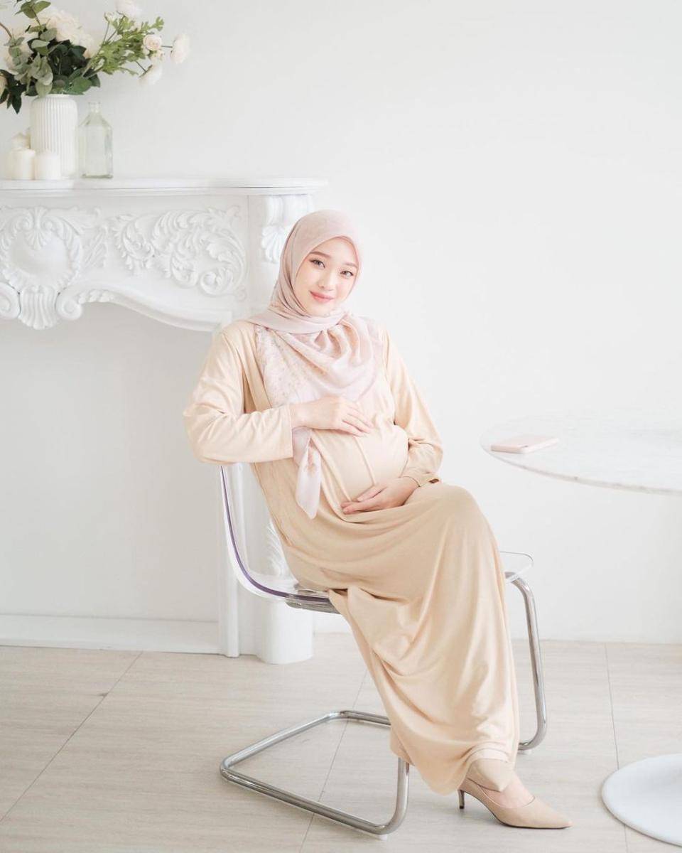 OOTD sentuhan nude ala Julia Prastini (instagram.com/juliaprt7)