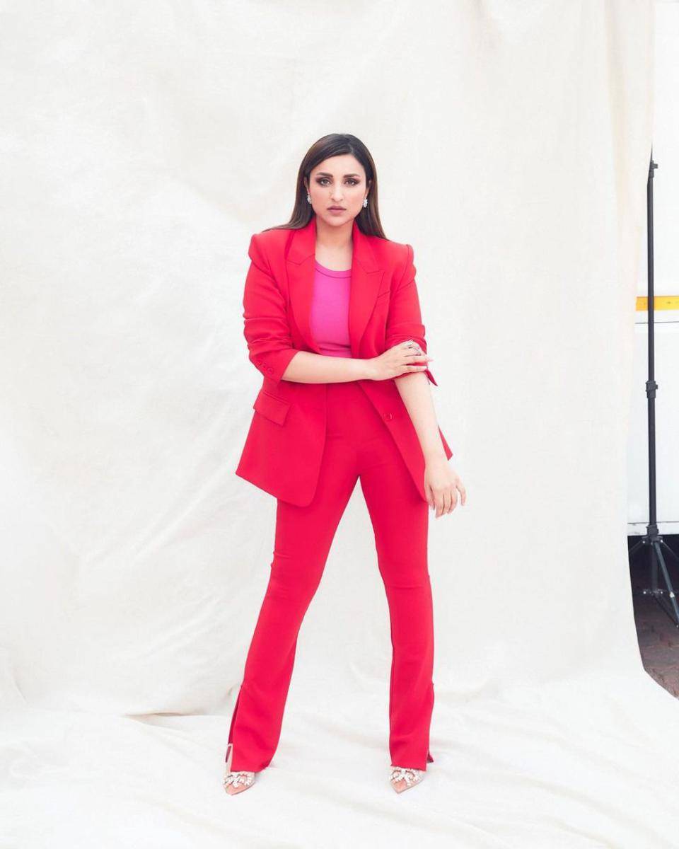 styling outfit ala Parineeti Chopra (instagram.com/parineetichopra)