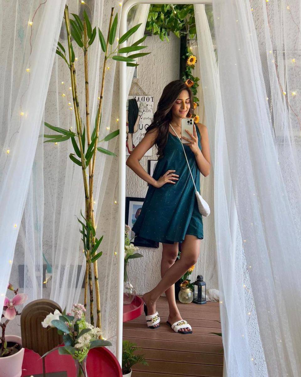 OOTD trendi ala Erica J Fernandes (instagram.com/iam_ejf)