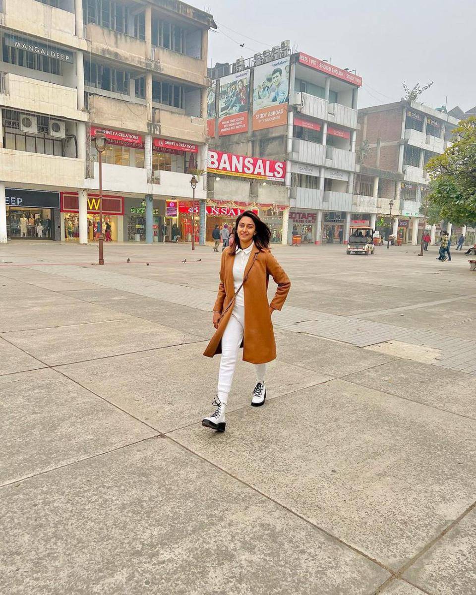OOTD trendi ala Erica J Fernandes (instagram.com/iam_ejf)
