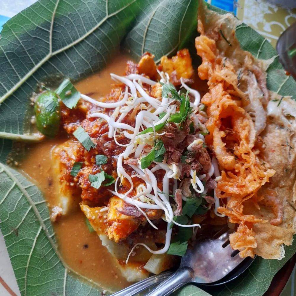 lontong sambal (instagram.com/gallery_kuliner_rembang)