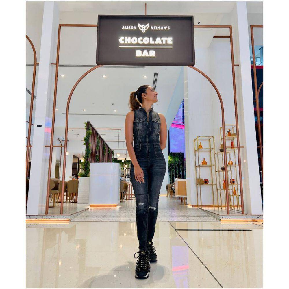 OOTD trendi ala Erica J Fernandes (instagram.com/iam_ejf)
