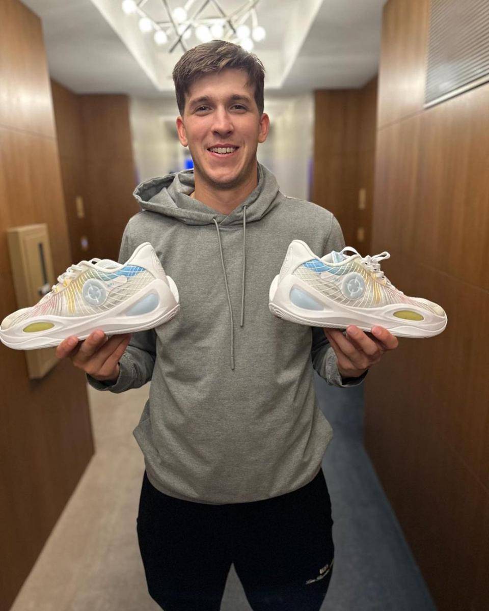 Austin Reaves membawa sepatu AR1. (instagram.com/austinreaves12)