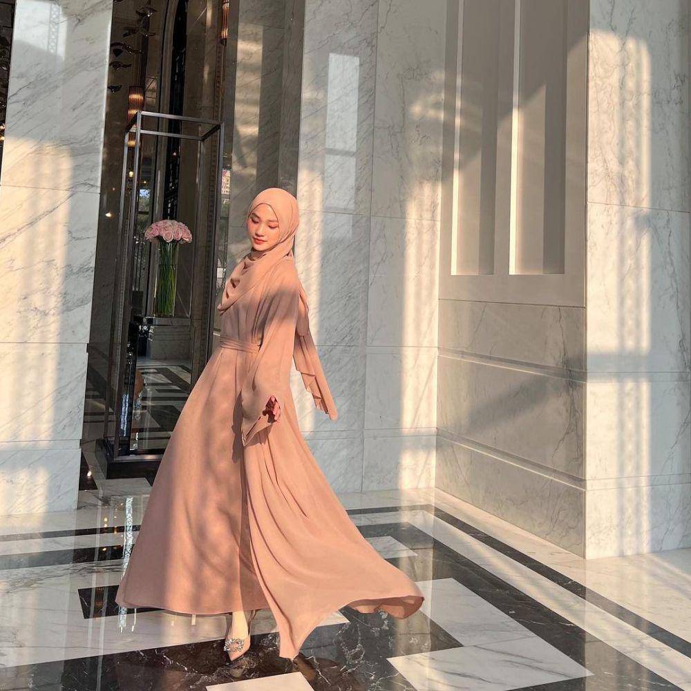 OOTD sentuhan nude ala Julia Prastini (instagram.com/juliaprt7)