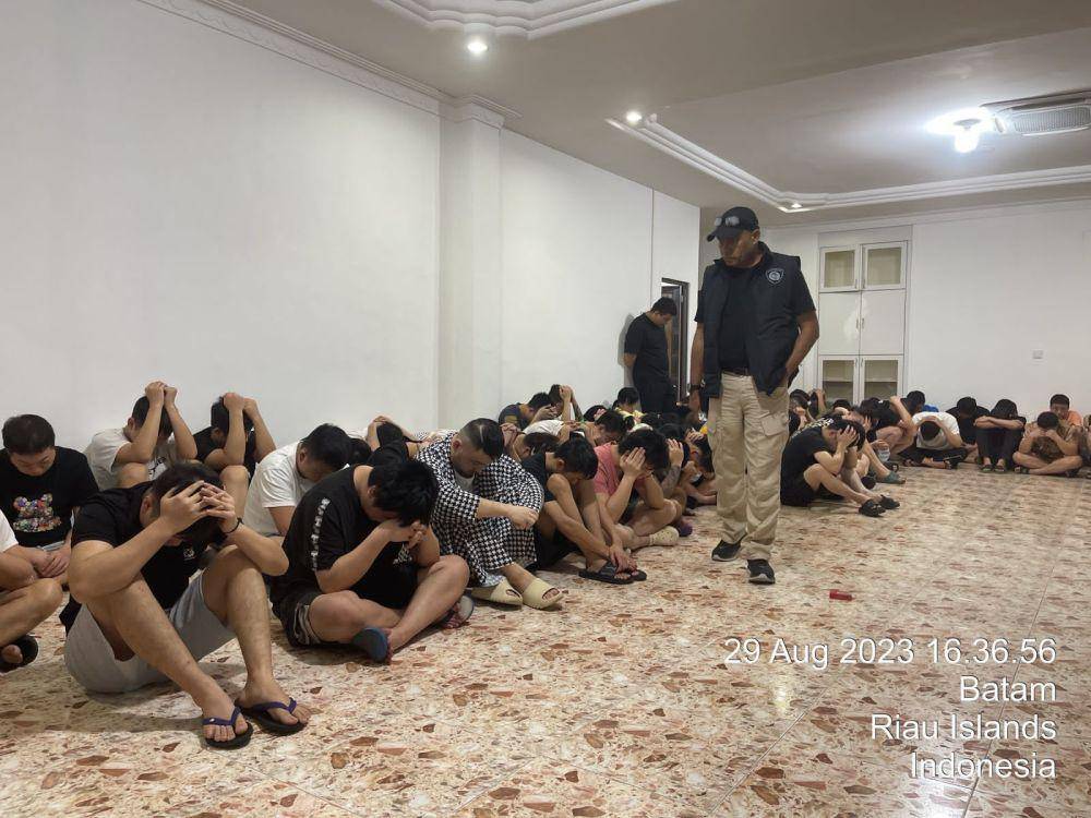 Div Hubinter Polri melakukan join operation dengan Ministry of Public Security of Republik Rakyat Tiongkok (RRT) menangkap pelaku tindak pidana love scamming di Kepulauan Riau, Selasa (29/8/2023). (IDN Times/Irfan Fathurohman)