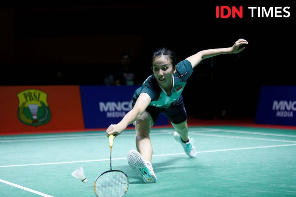 Aksi pebulu tangkis pelatnas Kyla Agatha saat menghadapi unggulan pertama Komang Ayu Dewi pada babak 32 besar Xpora Indonesia International Challenge 2023 di GOR PBSI Sumut, Rabu (30/8/2023) (IDN Times/Doni Hermawan)