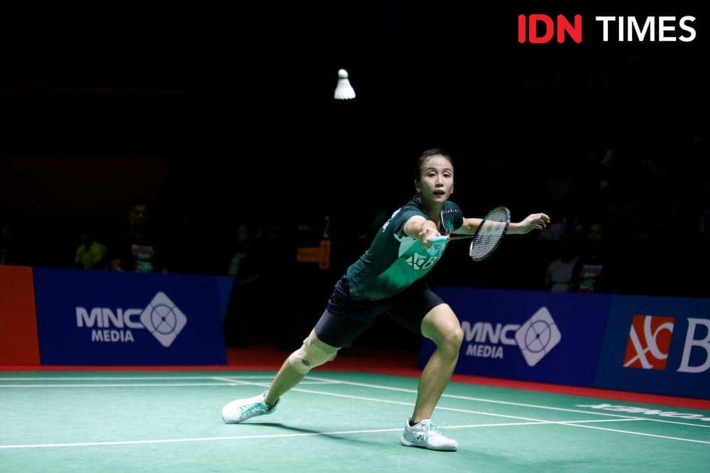 Aksi pebulu tangkis pelatnas Kyla Agatha saat menghadapi unggulan pertama Komang Ayu Dewi pada babak 32 besar Xpora Indonesia International Challenge 2023 di GOR PBSI Sumut, Rabu (30/8/2023) (IDN Times/Doni Hermawan)