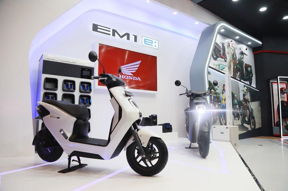 Honda EM1 e: vs Yamaha E01, Mana yang Lebih Unggul?