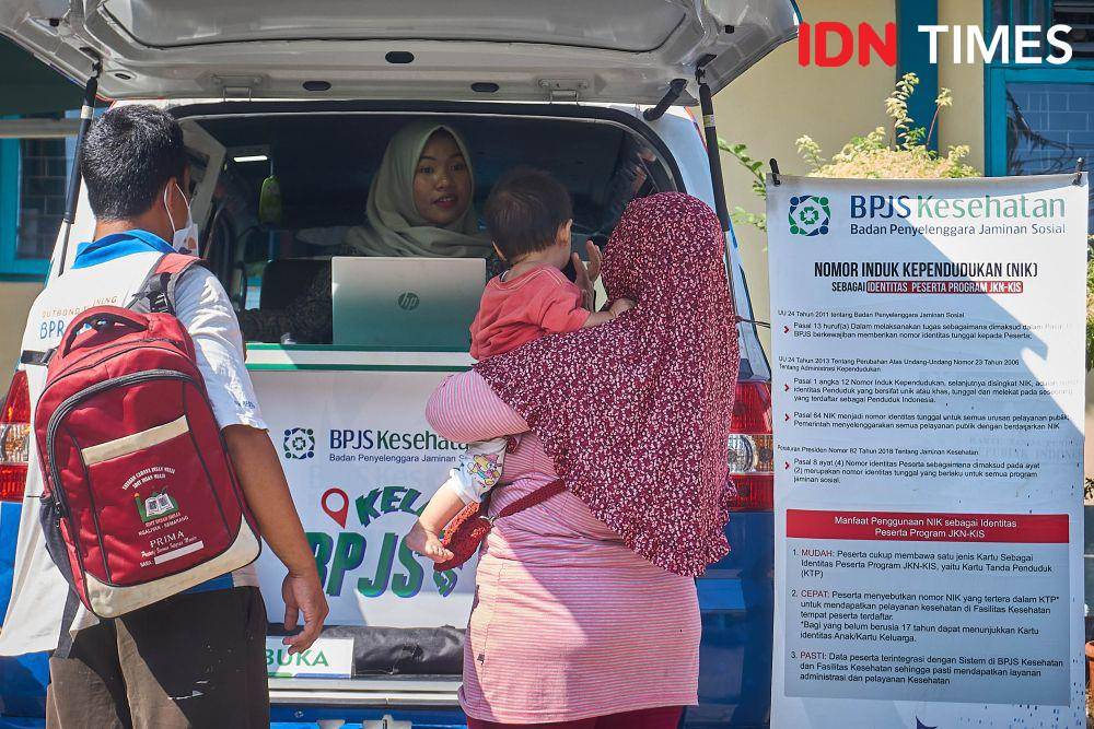 Warga memanfaatkan layanan BPJS Keliling saat mengurus Program Jaminan Kesehatan Nasional (JKN) BPJS Kesehatan di Puskesmas Bangetayu Semarang, Rabu (26/7/2023). (IDN Times/Dhana Kencana)
