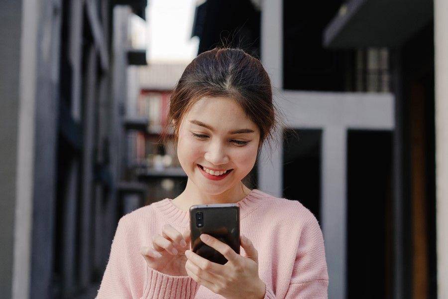 ilustrasi orang bermain Instagram (freepik.com/Tirachardz)