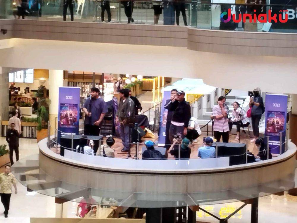 Penampilan Envy* di Kota Kasablanka. (Duniaku.com/Fahrul Nurullah)