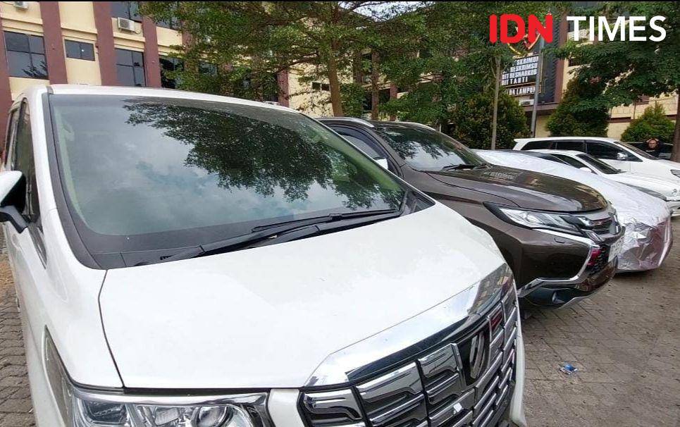 Penampakan barang bukti mobil milik selebgram Palembang, APS ditahan di Polda Lampung. (IDN Times/Tama Yudha Wiguna).