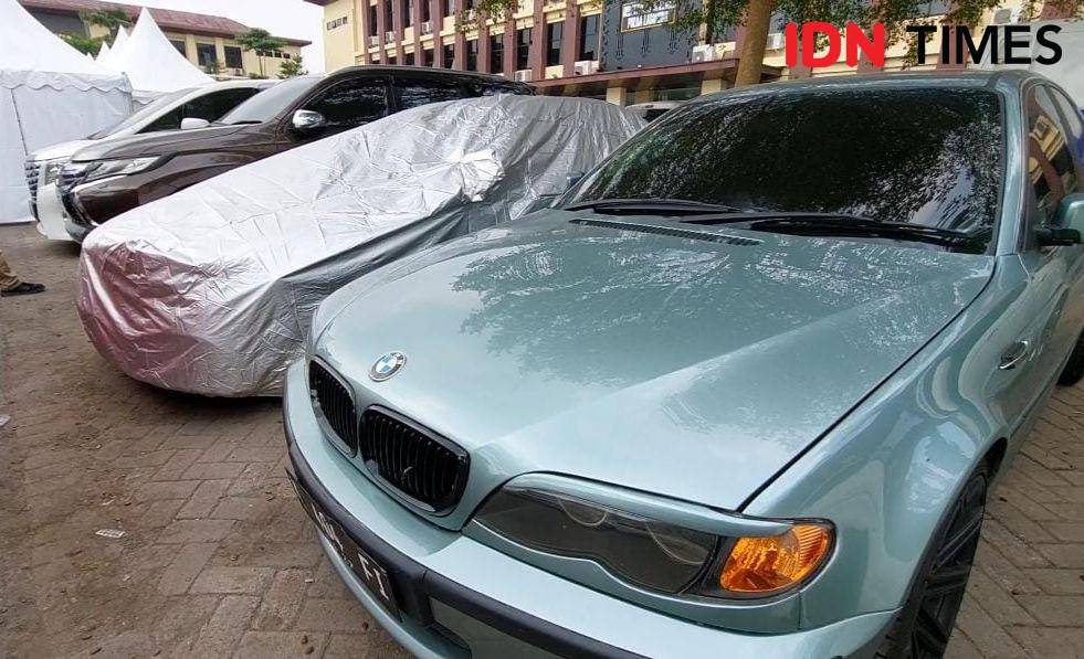 Penampakan barang bukti mobil milik selebgram Palembang, APS ditahan di Polda Lampung. (IDN Times/Tama Yudha Wiguna).