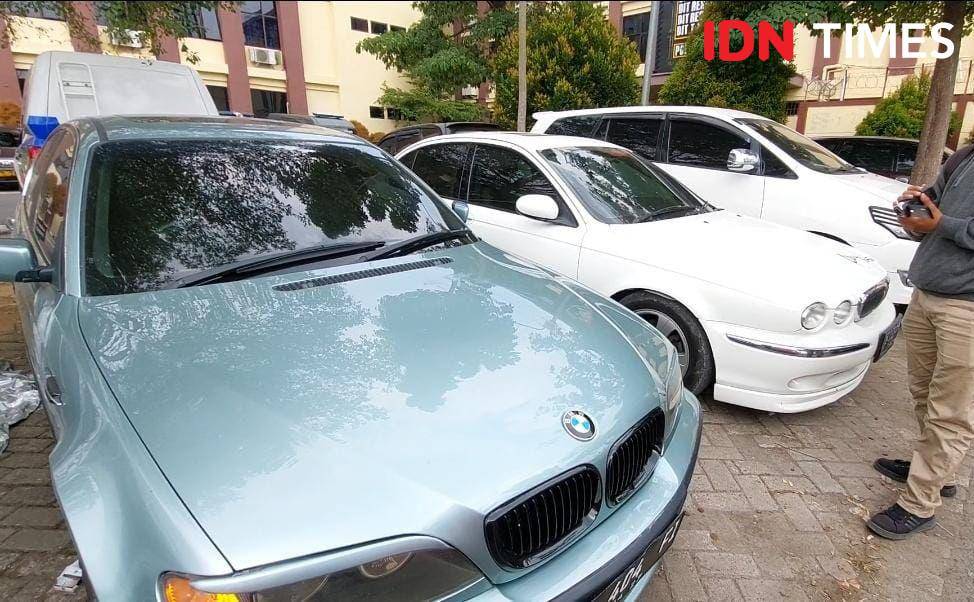 Penampakan barang bukti mobil milik selebgram Palembang, APS ditahan di Polda Lampung. (IDN Times/Tama Yudha Wiguna).