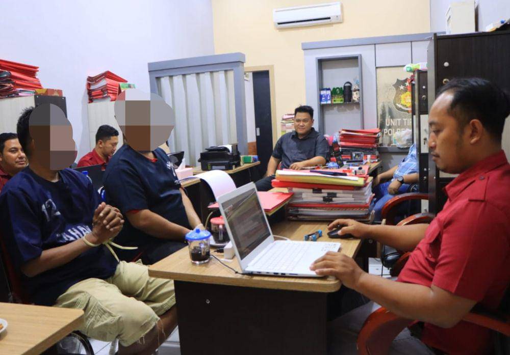 Dua bandar judi online jaringan internasional ditangkap. Dok Humas Polres Tuban.
