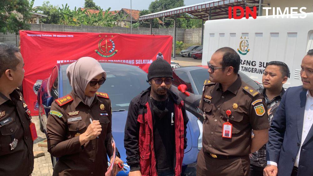 Kejari Tangsel Serahkan Aset Sitaan Indra Kenz ke 145 Korban