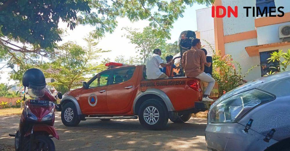 Foto mobil BPBD mengangkut mesin sekoci yang rusak untuk diperbaiki (IDN Times/Juliadin)