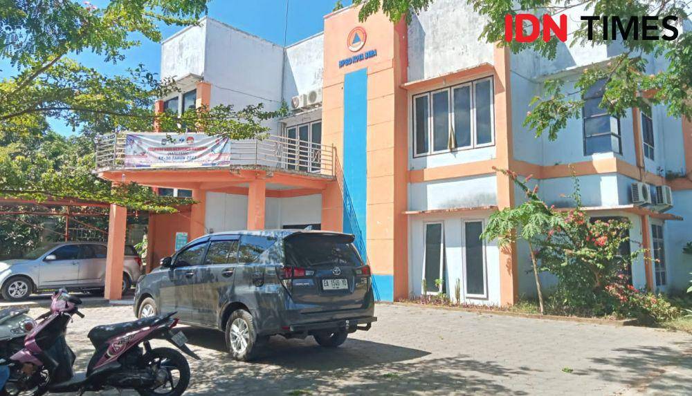 Foto mobil tim KPK di halaman kantor BPBD Kota Bima (IDN Times/Juliadin)