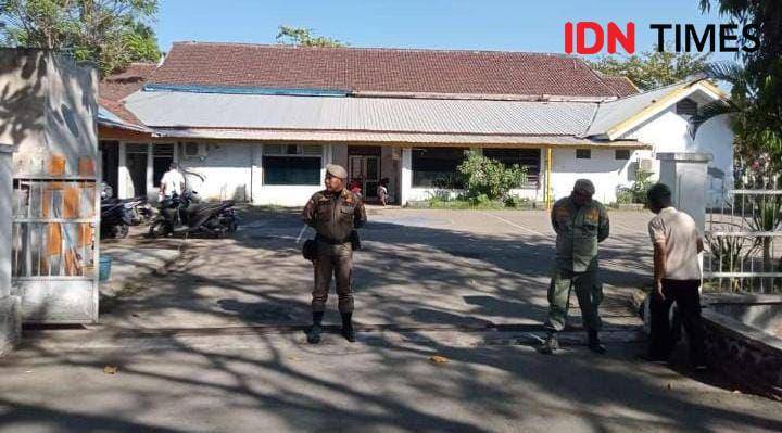 Foto situasi saat penggeledahan berlangsung di Dinas PUPR Kota Bima (IDN Times/Juliadin)