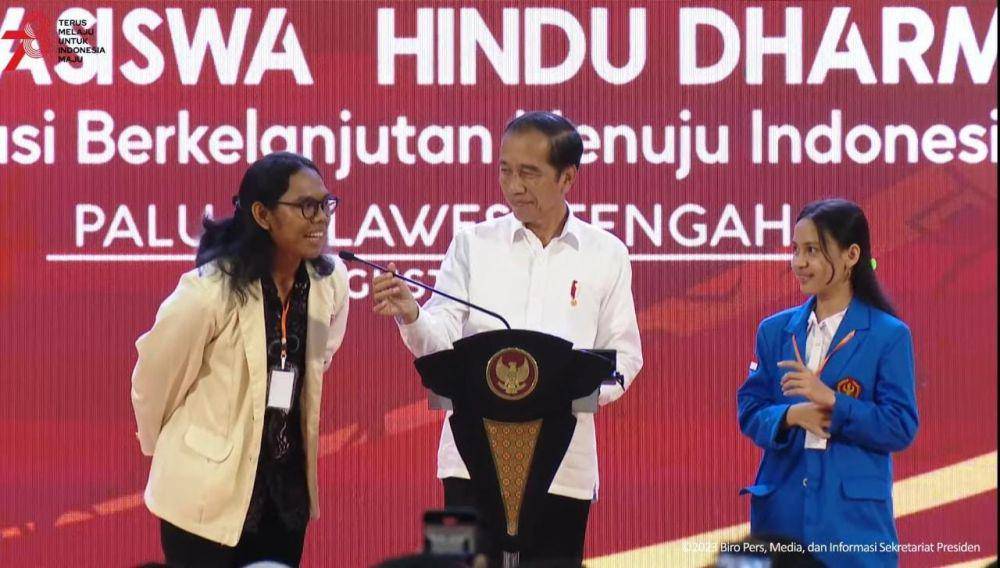 Presiden Jokowi hadir dalam pembukaan Kongres Nasional Kesatuan mahasiswa Hindu Dharma Indonesia (Mahasabha XIII) Tahun 2023, di Palu, Sulawesi Tengah (Youtube.com/Sekretariat Presiden)