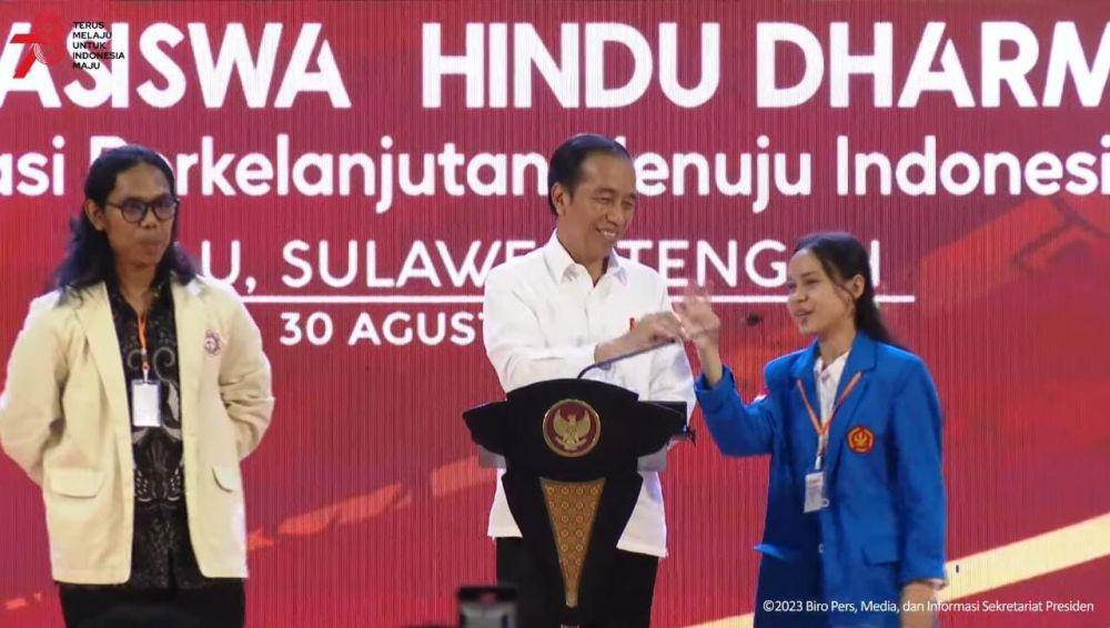 Presiden Jokowi hadir dalam pembukaan Kongres Nasional Kesatuan mahasiswa Hindu Dharma Indonesia (Mahasabha XIII) Tahun 2023, di Palu, Sulawesi Tengah (Youtube.com/Sekretariat Presiden)