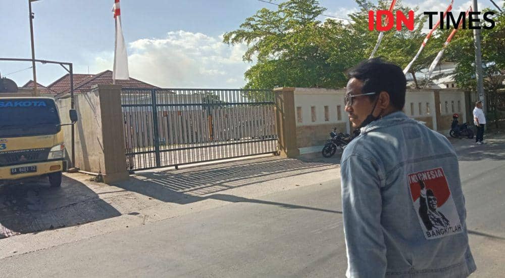 Foto pintu gerbang rumah Wali Kota Bima ditutup rapat (IDN Times/Juliadin)