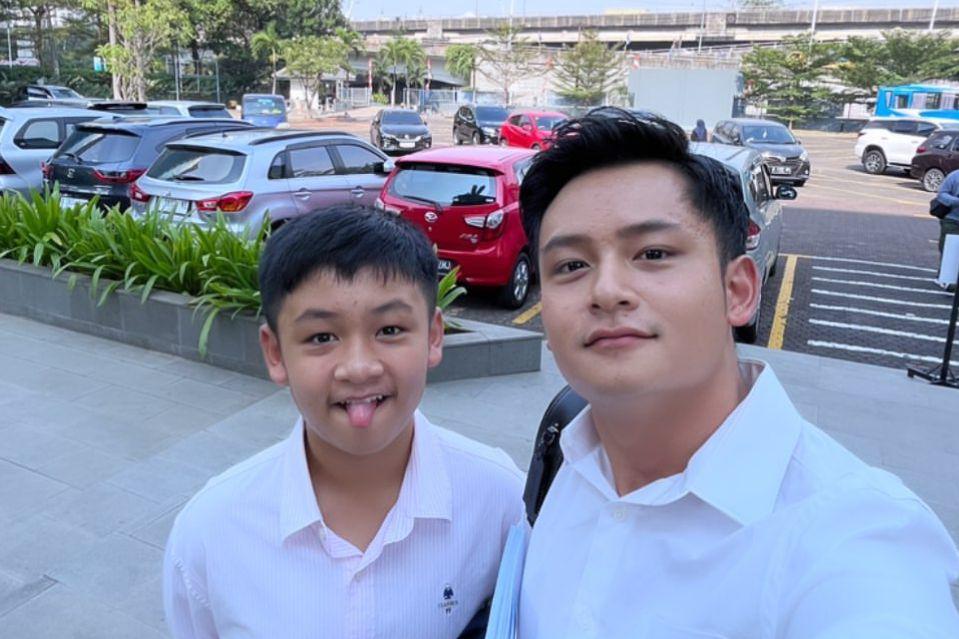 8 Potret Randy Martin Rayakan Kelulusan Sarjana, Ada Ria Ricis!