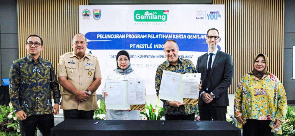 Peresmian program Gemilang ditandai dengan penandatanganan nota kesepahaman antara Nestlé Indonesia dan Pemerintah Daerah Kabupaten Batang, diwakili oleh Presiden Direktur Nestlé Indonesia Samer Chedid dan Pj. Bupati Kabupaten Batang Lani Dwi Rejeki, Rabu (30/8/2023). (dok. Nestle)
