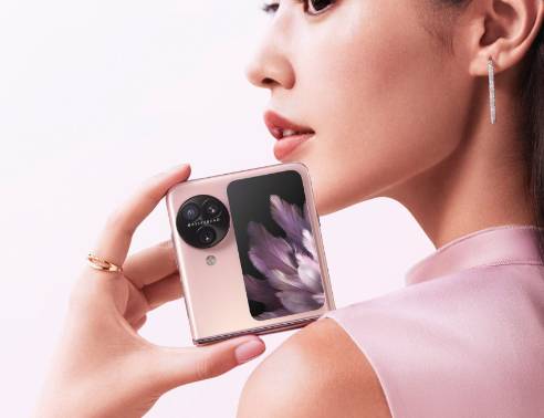 Seseorang memegang OPPO Find N3 Flip. (oppo.com)