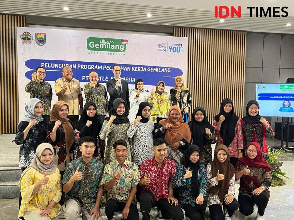 Peserta Program Pelatihan Kerja Generasi Muda Industri Cemerlang (Gemilang) berfoto bersama dalam peluncuran di Pabrik Bandaraya, Jawa Tengah, Rabu (30/8/2023). (IDN Times/Anggun Puspitoningrum)