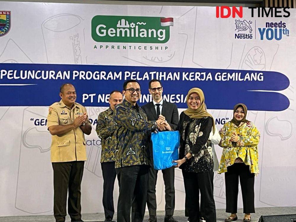 Peserta Program Pelatihan Kerja Generasi Muda Industri Cemerlang (Gemilang) berfoto bersama dalam peluncuran di Pabrik Bandaraya, Jawa Tengah, Rabu (30/8/2023). (IDN Times/Anggun Puspitoningrum)