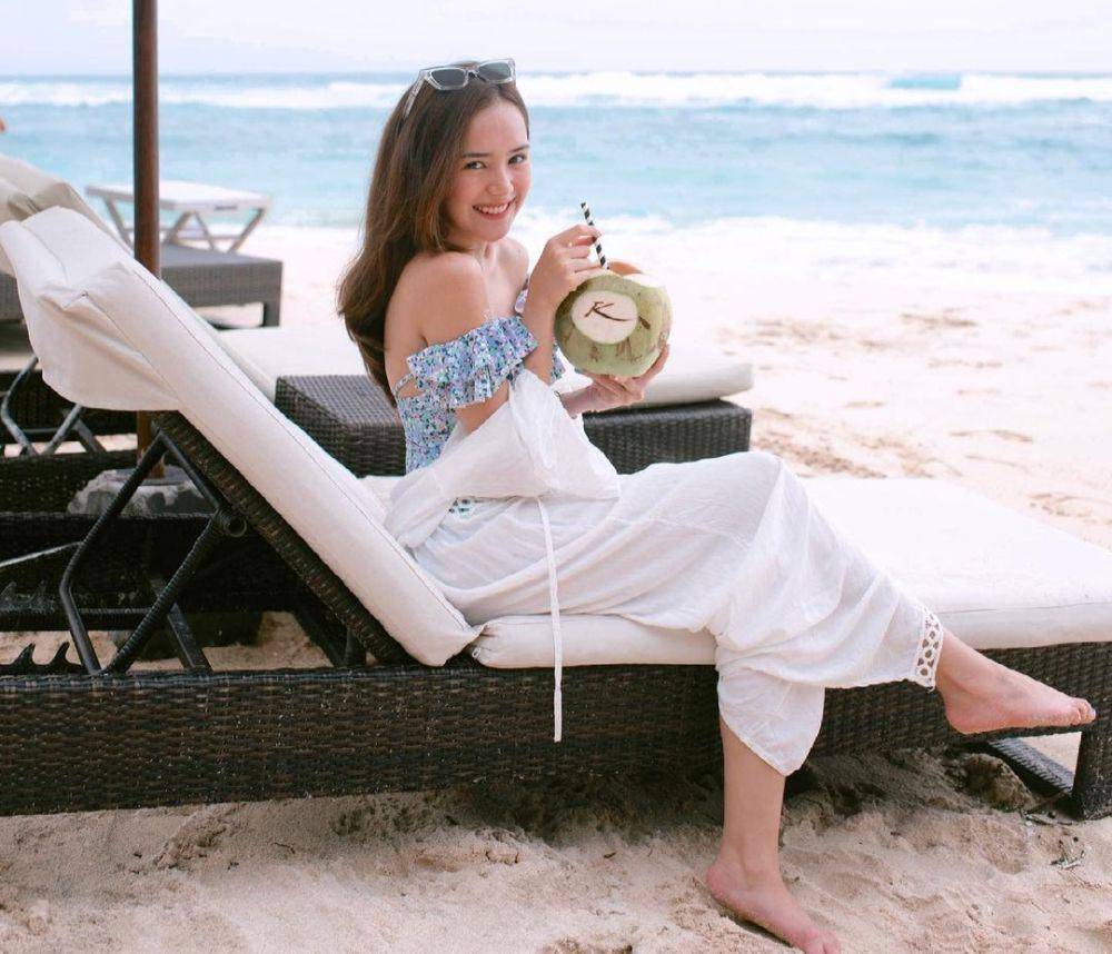 ide outfit off shoulder ala Beby Tsabina (instagram.com/bebytsabina)