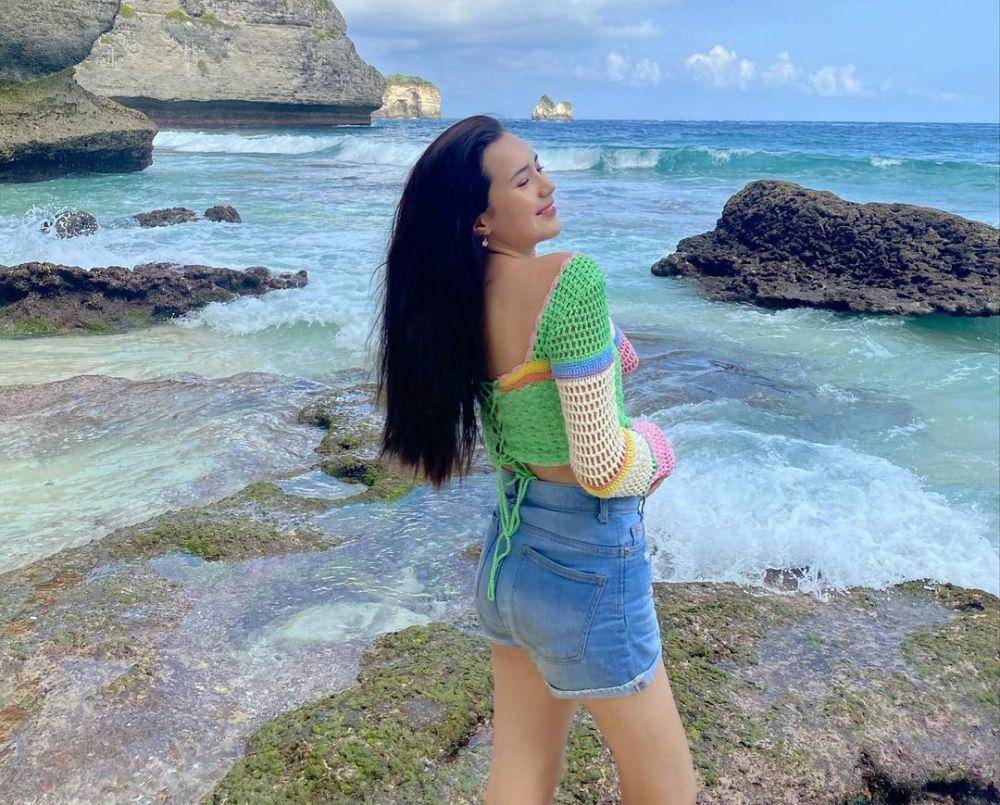 ide outfit off shoulder ala Beby Tsabina (instagram.com/bebytsabina)
