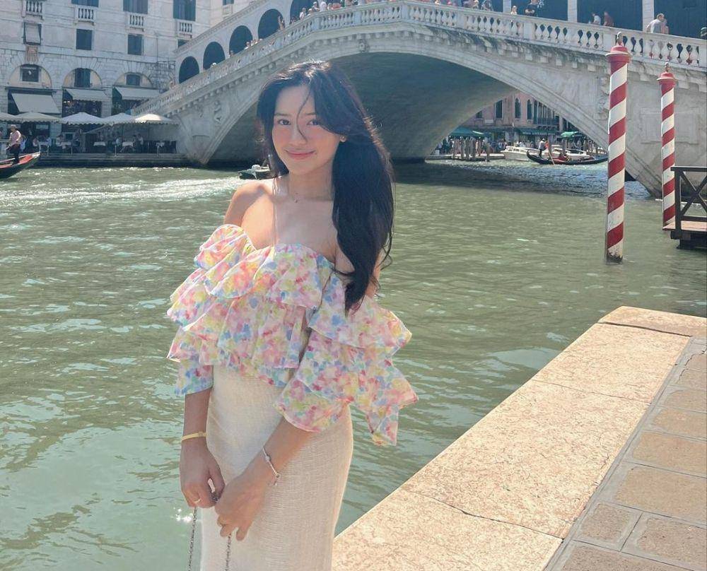 ide outfit off shoulder ala Beby Tsabina (instagram.com/bebytsabina)