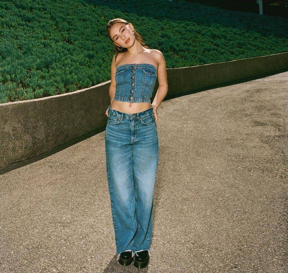 ide outfit girls day out ala Lola Tung (instagram.com/lola.tung)