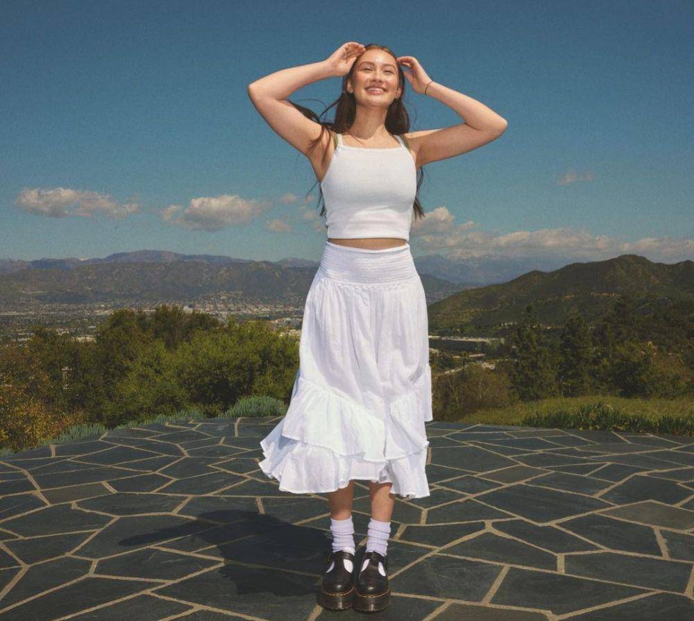 ide outfit girls day out ala Lola Tung (instagram.com/lola.tung)