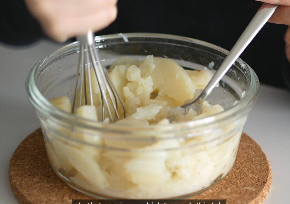proses membuat Cheese Potato Mochi (youtube.com/Pearl Lok)