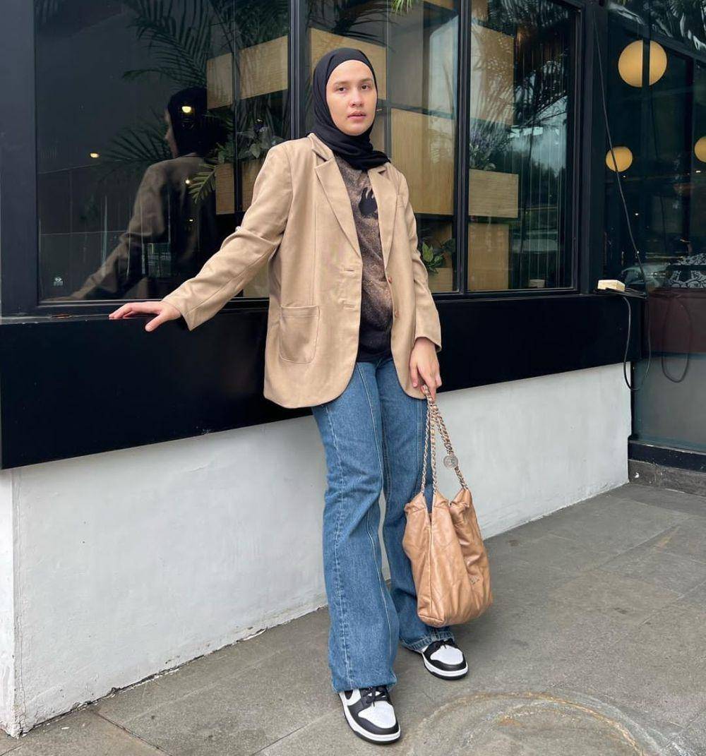 ide outfit pakai blazer ala Dwi Handayani (instagram.com/dwihandaanda)